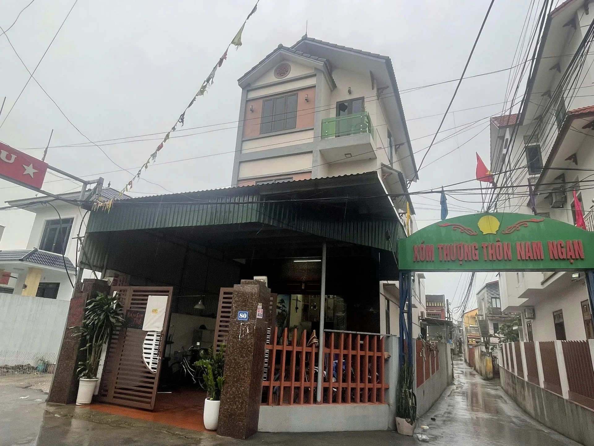 Nhà ở và công trình tiếp giáp
