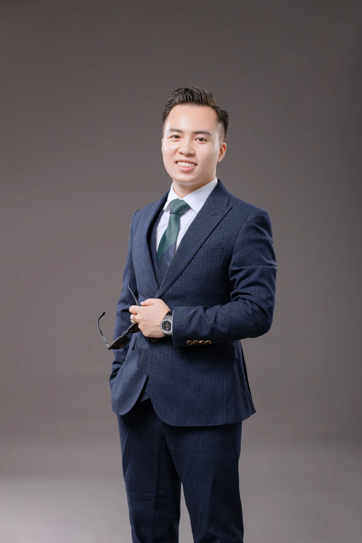 Ngô Xuân Trung trong trang phục công sở